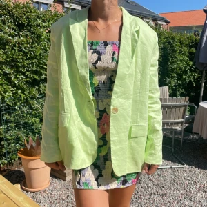 NA-KD Oversized grön linnekavaj - Angelicka Blick x NA-KD ljusgrön linnekavaj i oversized modell. Den är i storlek 36 men passar 36-40 i och med att jag normalt bär storlek 38. Använd 1 gång och inga defekter. Perfekt till sommaren!💕