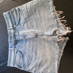 Jeansshorts - Oanvända, stretchiga
