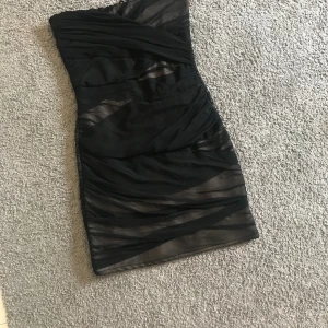 Svart armlös klänning  - Säljer min svart tubklänning, typ aldrig använd och bra skick. Säljs bara för att den är för liten. 