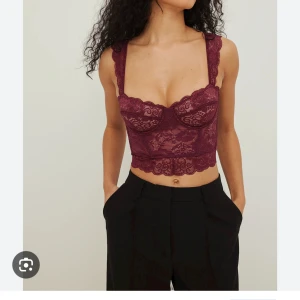 Korsett topp - Säljer denna slutsålda korsett toppen från nakd i svart, aldrig använd lappen finns kvar!💕