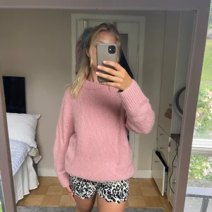 Stickad tröjan - Säljer denna mysiga stickade tröja från & other stories. Endast använd enstaka gång så ser ut som ny. I storlek M så lite oversized på mig! 