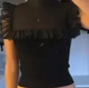 Zara topp - Säljer den här superfina festliga toppen från zara, Nyskick och har haft den en gång💞