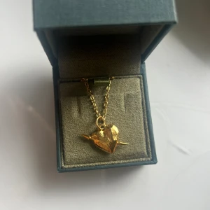 Maria nilsdotter halsband - 45cm lång, använts bara 1-2 ggr, perfekt skick, inga defekter, original box medföljer