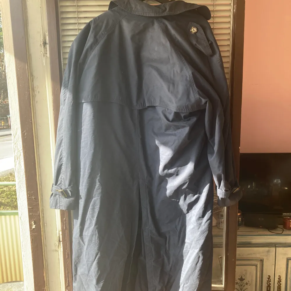 Hugo boss trench i royal blue med alla original accessoarer och knappar Passar bra som oversized m eller L. Takit.