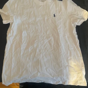 Ralph lauren t-shirt - Helt ny vit Ralph lauren T shirt används bara en gång 