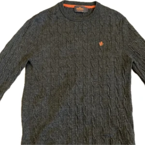 Morris tröja, stickad 🔱 - Har tyvärr ett litet hål i sig och därför nedsänk pris annars inget annat. Skriv för fler bilder. Nypris: 1400kr