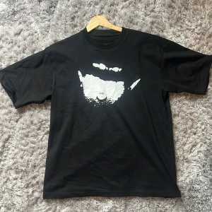 Ken Carson Teen X Logo Tshirt Svart Storlek Small - Säljer denna nice teen X tshirten dem som gillar ken carson vet, den e skön o bra hög kvalite, aldrig använd 10/10 nyskick inga defekter. Rekommenderas starkt. Skickar ut samma dag som köp, mvh Sebbe