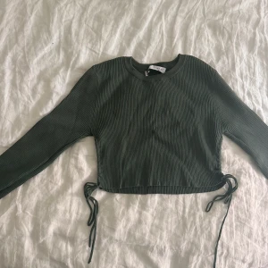 Zara topp - Topp från Zara strl M, mindre i strl så skulle säga S, öppen på sidorna🖤 