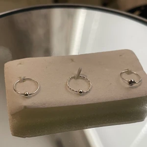 fina silver näsringar! - Näspeircing i riktig silver.   Säljes styckvis för 65kr, eller alla tre för 150kr. Fråga bara för fler bilder/mer info🐚