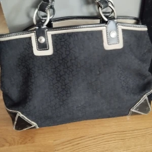 DKNY väska - DKNY väska med loggor i fint skick 120