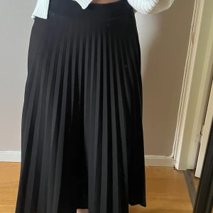 Svart långkjol - Högmidjad svart Långkjol( (inte maxikjol) i storlek XS dom är köpt på new yorker🫶🏽