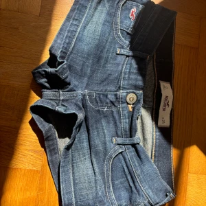 Hollister shorts - Så himla snygga jeans shorts från hollister😍Perfekt skick, inga defekter. Skitsnyggt mönster på fickorna. Passar tyvärr inte längre. Skriv vid frågor🩷