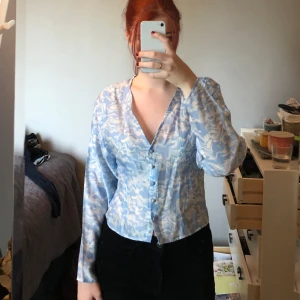 Mönstrad blus - Mönstrad vit och blå blus