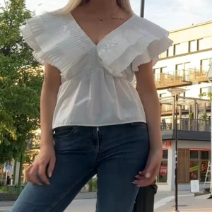 Vit volang blus - Vit volang blus likande den populära zara blusen 🤗