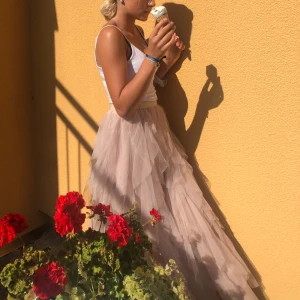 Kjol shk Paris ❤️ - Superfin kjol från Shk Paris, så fin nu till somaren😍 Använd ca 2 gånger och i toppen skick!  Köparen står för frakten❤️