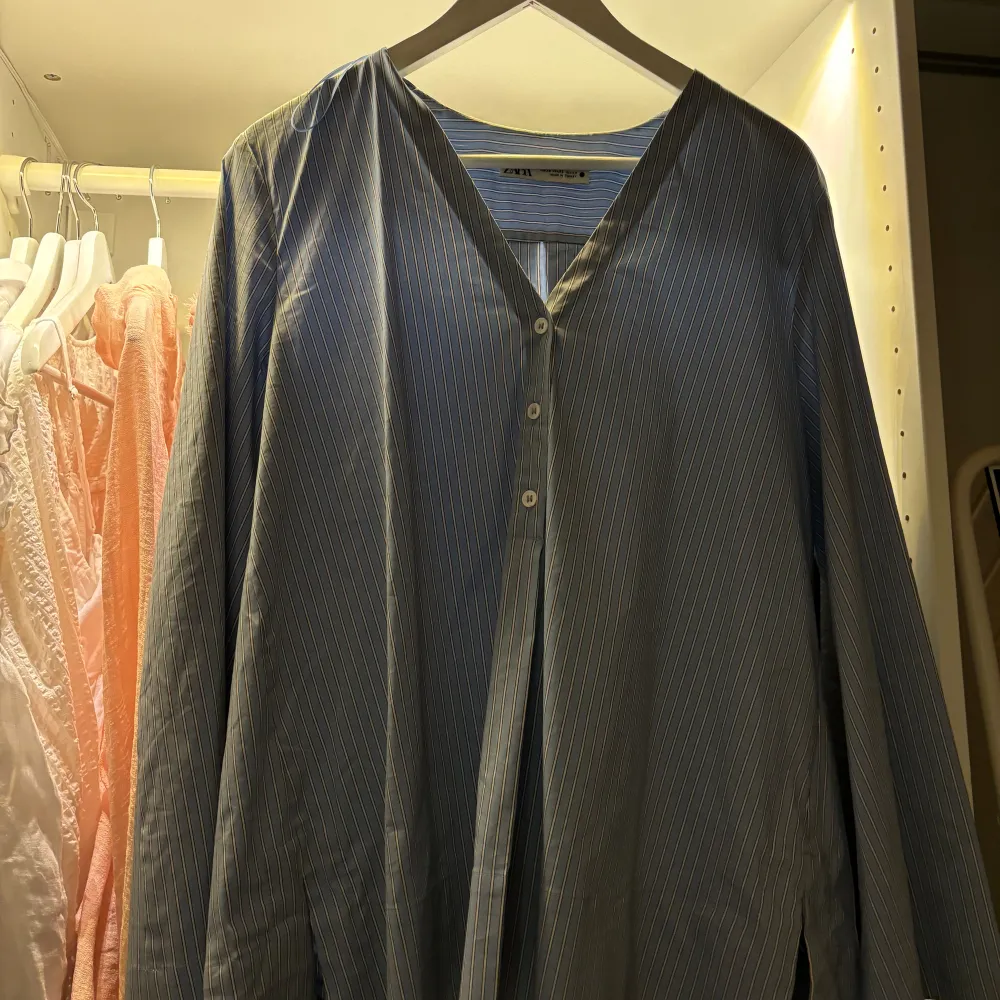 Skjorta från Zara. Använd 1 gång, storlek XS/S. Säljer för 80kr. Skjortor.