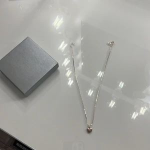 Silvrigt halsband - Sött halsband med ett litet hjärta 💓 Fick i present förra året men inte använt då jag är en guldtjej.  