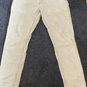 Jeans - Jeans köpte på H&M i fel storlek som aldrig används, nyskick 10/10. Byxorna heter Regular Tapered. Skriv vid frågor och funderingar, priset går att diskutera och är inte hugget i sten;)