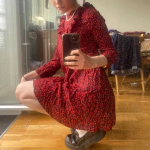 Leopard klänning❤️ - Fin leopard mönstrad klänning från Zara❣️ Något kort på mig som är 173 och har rätt lång överkropp, men är nog också en storlek för liten för mig.  Kan mötas upp i Sthlm annars står köparen för frakt❣️
