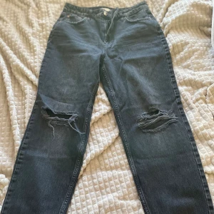 Ripped mom jeans  - Mom jeans från Gina! Använt 2 gånger! 