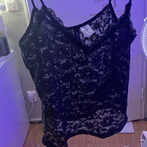 Genomskinlig svart top - Jätte fin genomskinlig svart line