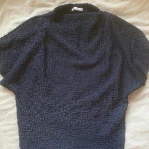 Topp - Marinblå topp från zara!💙 Bra skick, storlek S