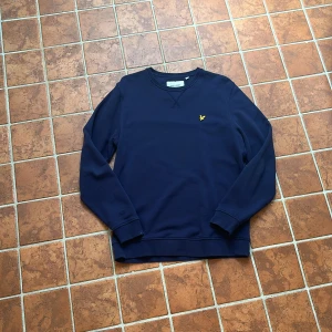 Lyle & Scott tröja - Hej, säljer nu min mörkblå Lyle & Scott tröja i storleken Large. Använd några gånger och är i ett mycket bra skick. Hör av dig vid funderingar, pris kan diskuteras.