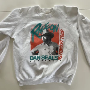 Vintage tröja - Cool vintage tröja köpt på vintage butik. Skriv vid fler frågor❣️priset plus frakt gäller😊skriv gärna innan du använder ”köp nu”!