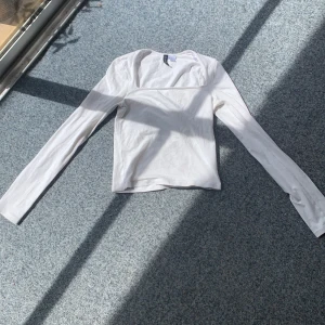 Divided tröja, strl xxs  - Bra skick, inga hål, använd typ 4 gg 