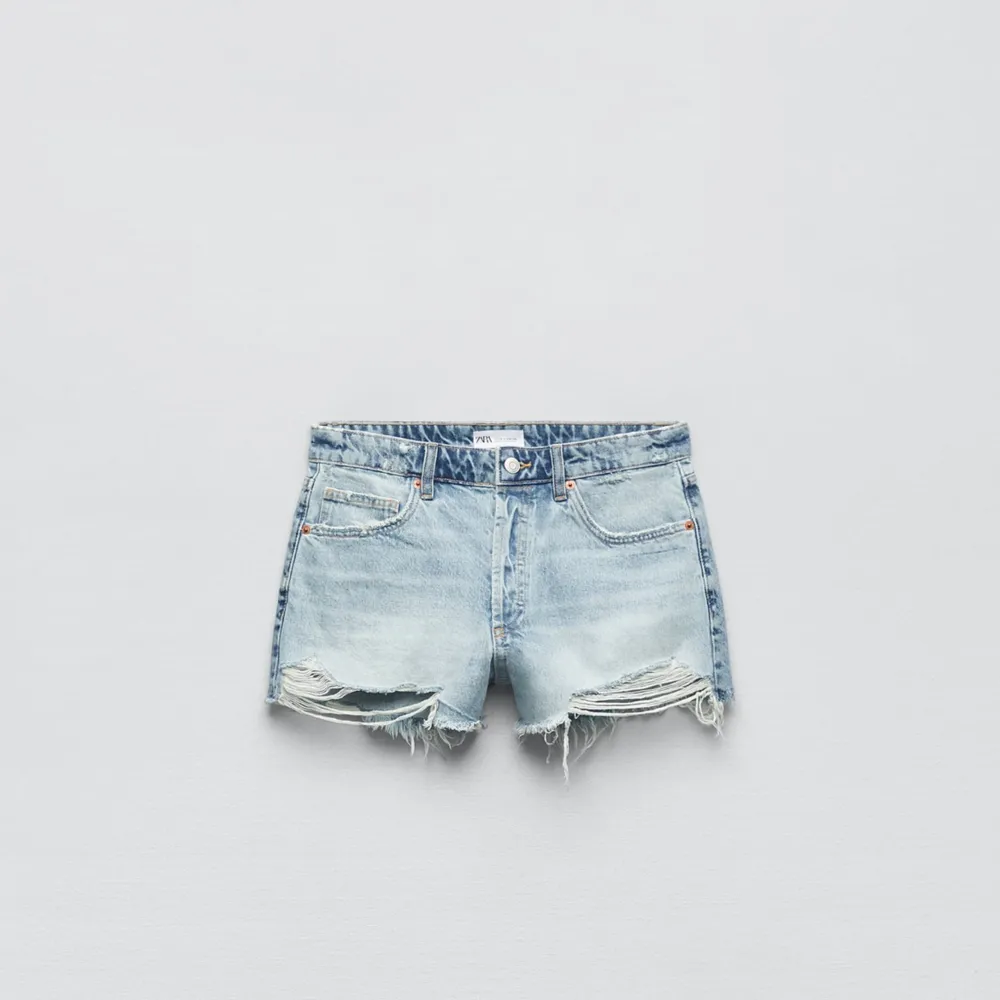 Säljer mina skit snygga zara shorts som är perfekta till sommaren!! Dom har tyvärr blivit för små, dom finns inte kvar på hemsidan heller❤️. Shorts.