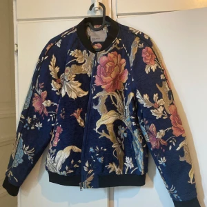 Mönstrad Fodrad Bomberjacka - Aldrig använd.