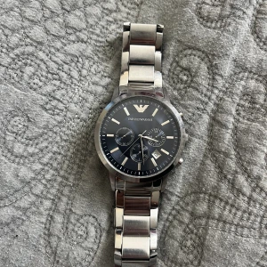 Emporio armani klocka - Säljer den hära klockan, den kommer inte till andvändning , den är köpt k sommras, tyvär har inget kvitto eftersom ja fick den som present