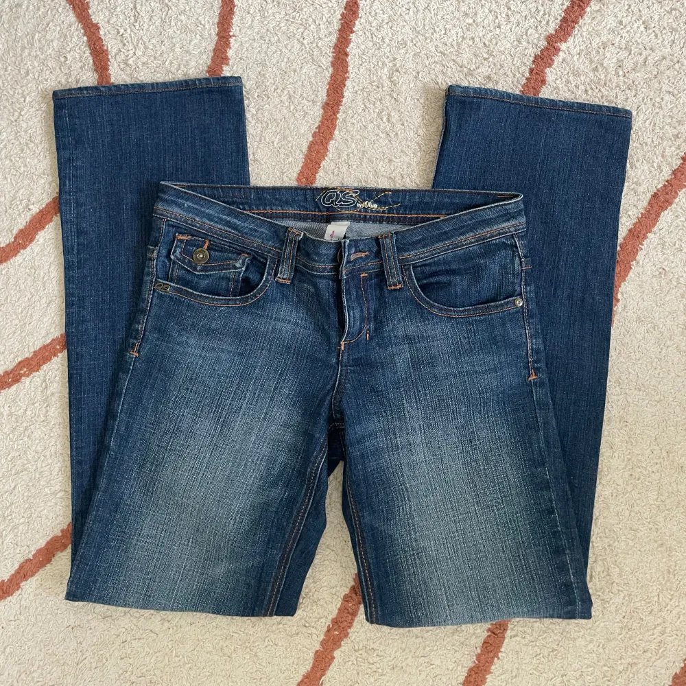 Säljer ett par lågmidjade jeans i super bra skick, lite för korta på mig som är 1,74⭐️ Midjemått, 84cm Innerbenslängd, 76cm. Jeans & Byxor.