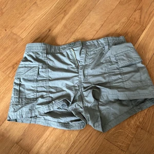 Cargo shorts - Barnstolek 158 (12-13år) använda många gånger men tvättade. Pris kan diskuteras.
