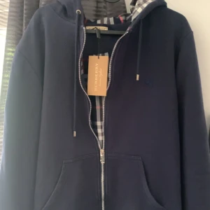 Burberry hoodie -  Säljer nu denna riktigt snygga och exklusiva burberry hoodie  strlk M  Skick 8/10 sparsamt använd, köpt för 2100, Tveka inte på att höra av dig vid eventuella funderingar🤩