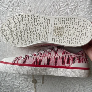 Isabel Marant skor - Helt nya och oanvända Isabel Marant sneakers i en röd/rosa färg❣️❣️