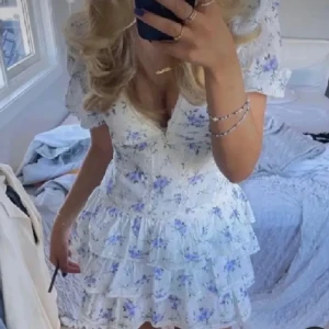 Zara klänning - Säljer denna såå fina zara-liknande klänningen, perfekt till midsommar då den tyvärr var för kort för mig 😓😓💓 köpte här på plick för 900kr och har endast testat denn strl L men somsagt väldigt kort i modellen och passar mindre