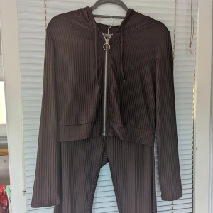 Slayr Rib-Knit O-Ring Dragkedja Dragsko Hoodie & Leggings - Slayr Rib-Knit O-Ring Dragkedja Dragsko Hoodie & Leggings set,vår/höst Stl 44 XL I mycket fint skick. Jag vill observera att byxorna saknar snörning framtil 95% polyester och 5% Elastin 