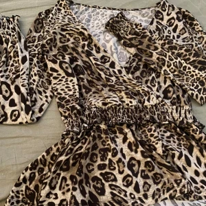 Blus - En leopard möstrad blus, använt några gånger. Den kommer inte till användning nå mer. Den är i storlek S. Du står flr frakten 🤍