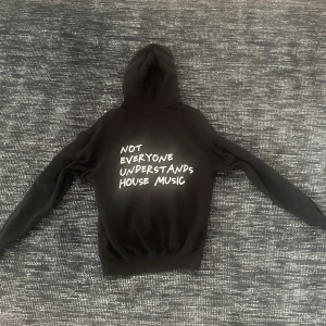 Marcus Rolf hoodie - Tja, säljer min snygga och sällsynta Roscali hoodie som är Marcus Rolfs Merch. | storlek: M | skick: Fint! | Skriv vid minsta lilla fråga eller fundering, priset: Bud och är alltid förhandlingsbart!