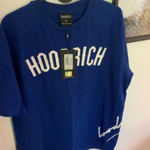 Hoodrich tshirt - Säljer nu min helt oanvända Hoodrich t-shirt Strlk M Skick 10/10 Hör av er vid eventuella funderingar 