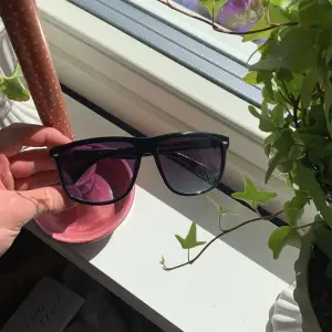 Jag säljer nu dessa solbrillor som är identiska till den trendiga modellen RayBan ”Boyfriend”! Nyskick, ställ gärna frågor innan du köper!