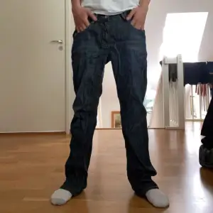 Vanliga jeans. Straight cut och med bruna detaljer på bakfikorna