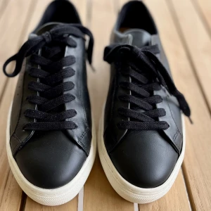 Filippa K Kate sneakers Helt nya - Helt nya, endast testade sneakers i skinn. Fler bilder finns