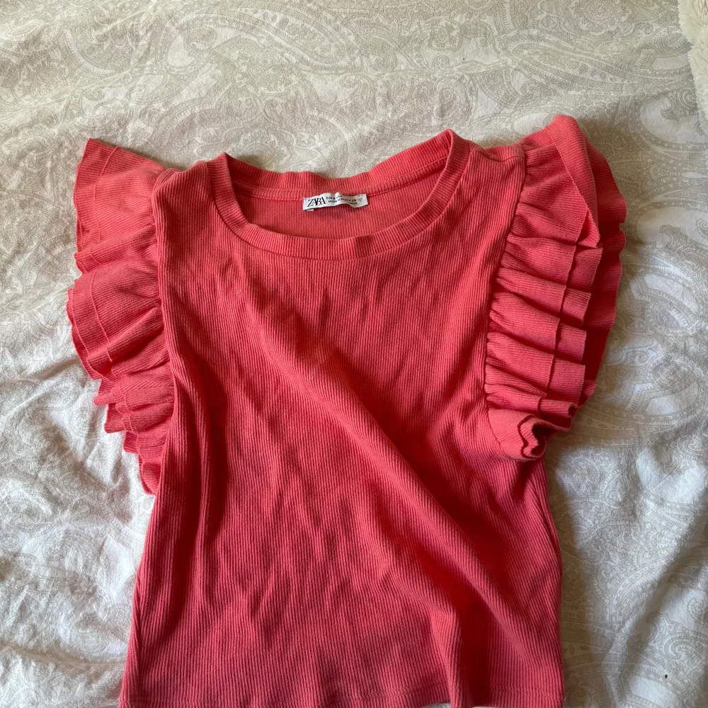 super fin volang t-shirt från zara!! köptes förra sommaren o använd få gånger!💓 färgen är korall/rosa. T-shirts.