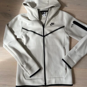 Nike tech fleece - Säljer en vit Nike tech fleece i storlek xs. Den är använd fåtal gånger och är i nytt skick.