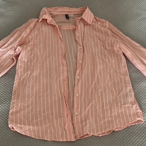 Vit beach skjorta  - Den är så fin och bekväm man kan ha på sig den på olika sätt🧡