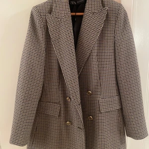 ZARA Blazer - Barely worn Perfect condition  Size women’s large