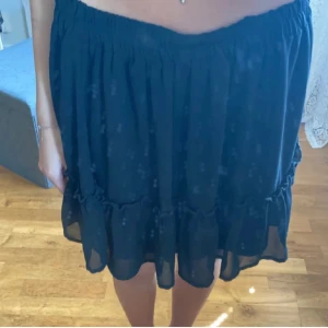 Kjol - Kjol ifrån okänt märke storlek M men passar mej som har S.