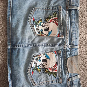 Ed hardy kjol! - En sällsynt Ed hardy kjol som har bara används 1 gång innan! Den är i perfekt skick och är i storlek L(28) Måtten: Midja:40 cm Längd:28 cm Skriv om intresse ♡